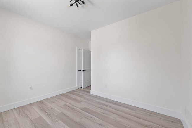 Building Photo - 1295 Holmden Ave