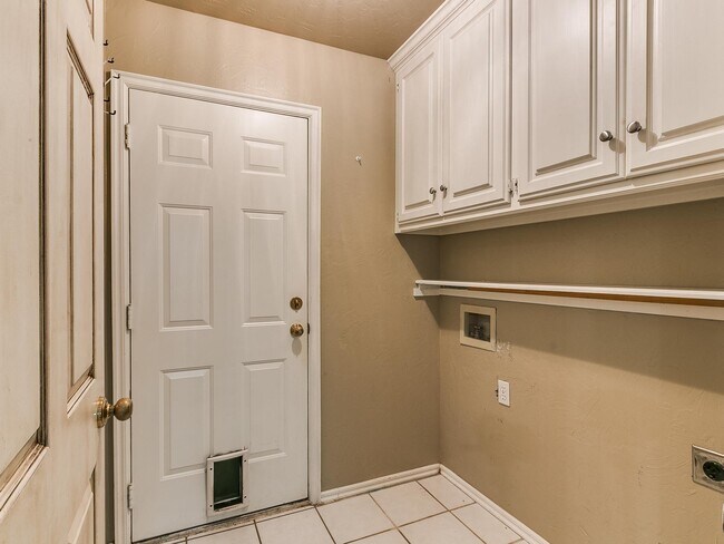 Building Photo - 1815 Chelsea Dr