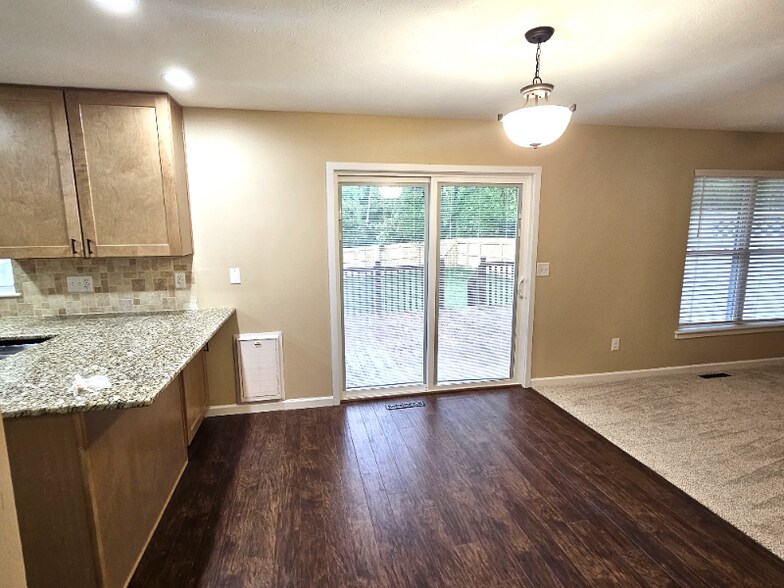 Building Photo - 10279 Rosewood Ct