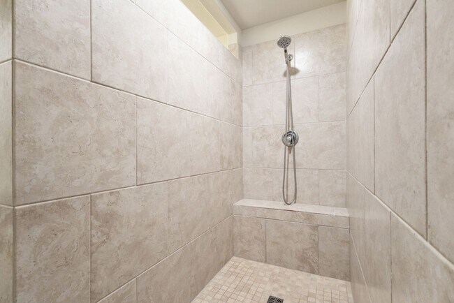 Building Photo - 4 Bedroom/2.5 Bath Paloma Subdivision