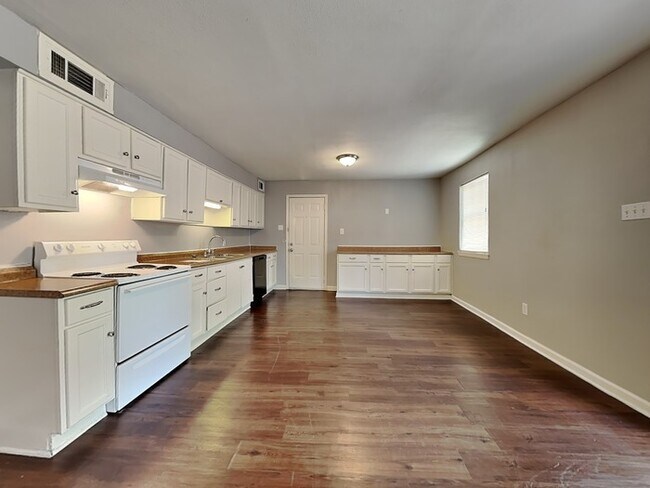 Building Photo - Heart of Garland Dream Home!