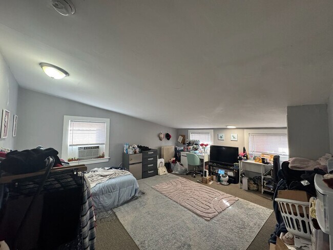 Building Photo - 7 bedroom/ 3bath Mins. from UC + Med Campu...