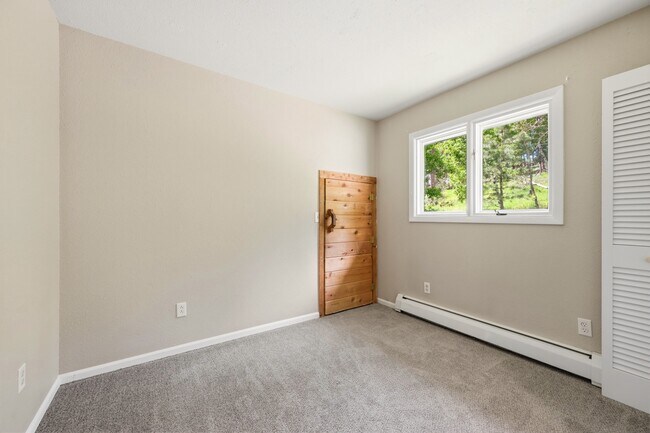 Building Photo - 836 Sleepy Hollow Dr