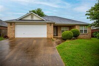 Building Photo - 908 SW Cheyenne Dr