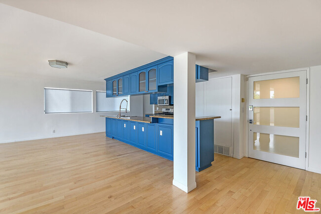 Building Photo - 440 S Roxbury Dr