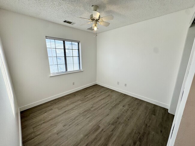 Building Photo - 9808 Susan Ave