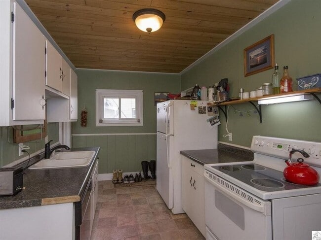 Building Photo - AVAILABLE April! - 4 Bed, 2 Bath Bright & Spacious Home