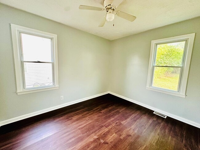 Building Photo - 2BR off Taylor Blvd with open floor plan *...