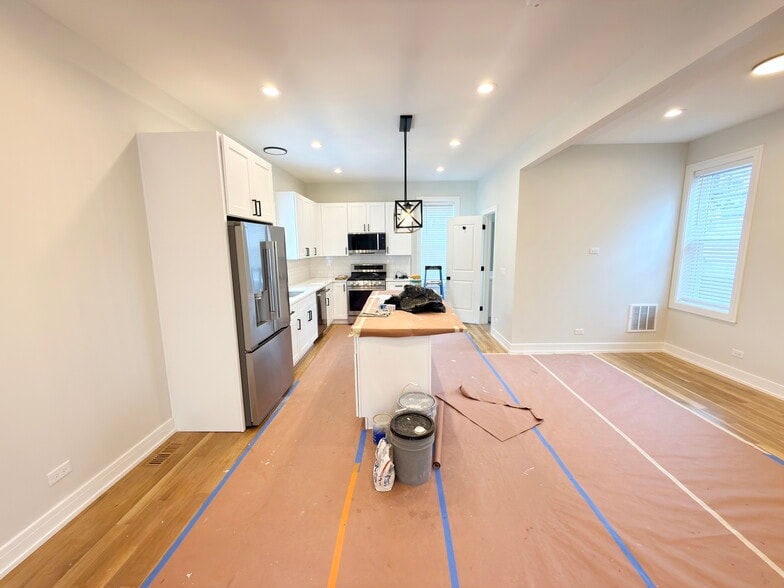 Building Photo - 858 N Paulina St