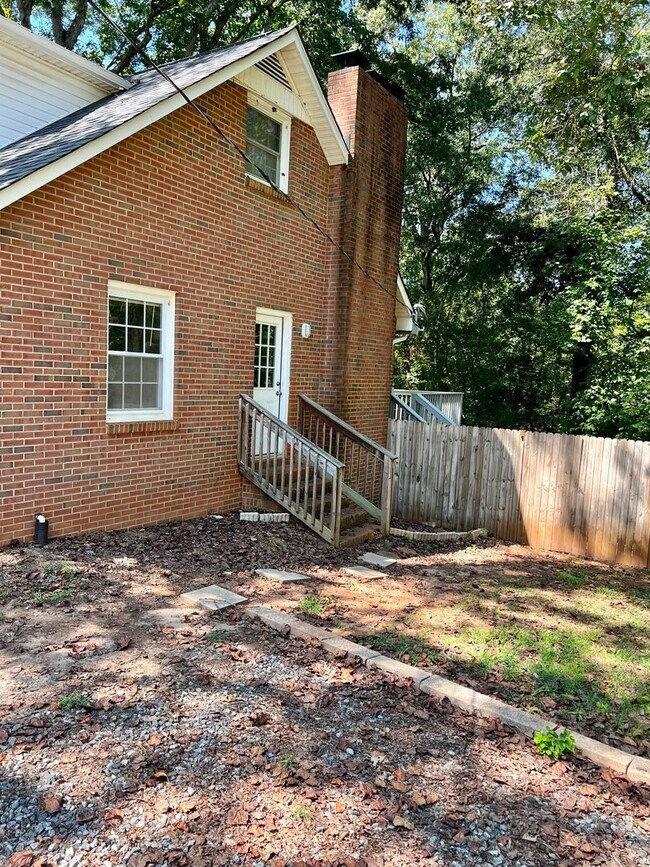 Building Photo - 3 Bedrooms, 2 Bath Home for Rent