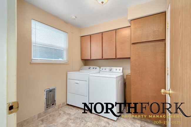 Building Photo - Remodeled Walking Distance to NNU - Landsc...