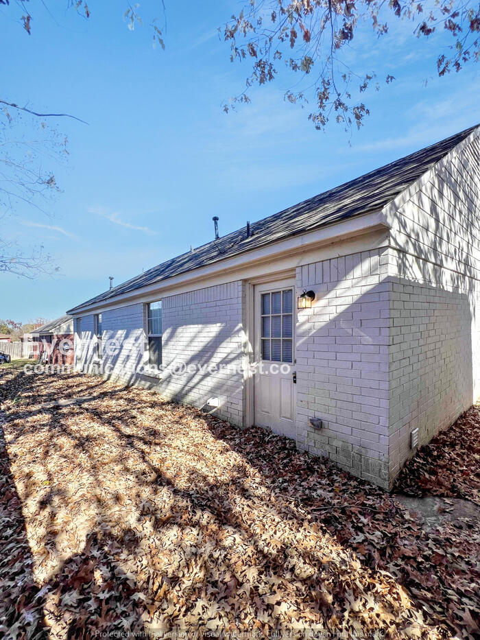 Building Photo - 7065 Village Ln