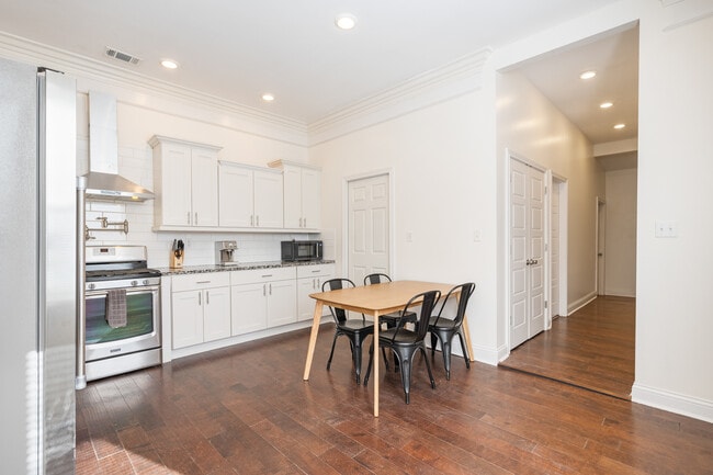 Building Photo - 951 Charles St