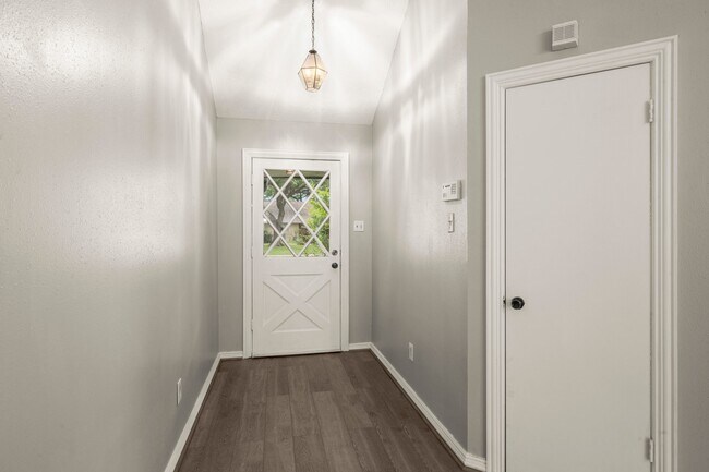 Building Photo - 302 Foxtail Ct