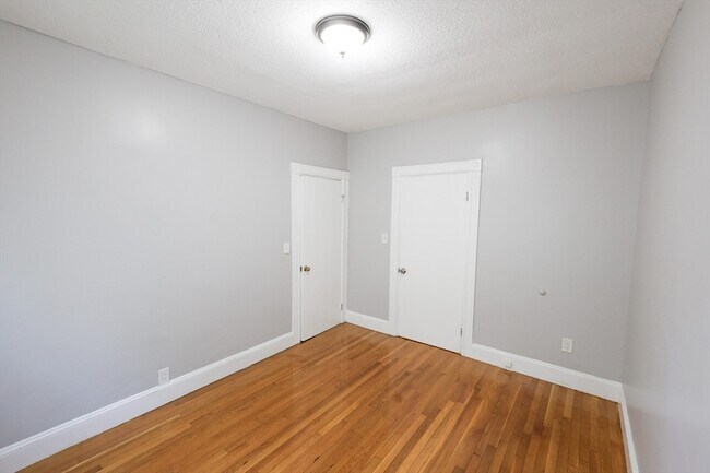 Building Photo - 129 Draper St