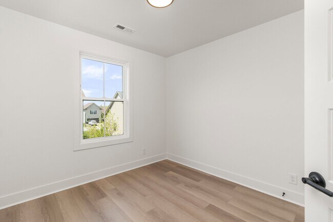 Building Photo - 11 Dutch Dr