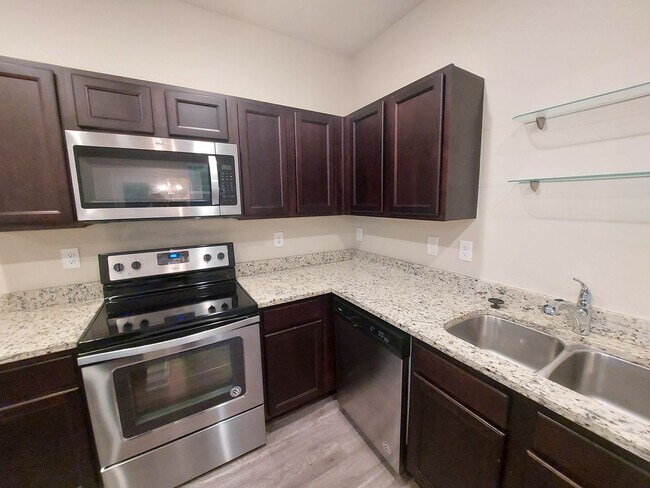 Building Photo - Newly Renovated Beautiful Townhome for Ren...
