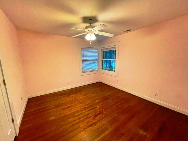 Building Photo - Updated 3 BR/ 2 BA home on Roseland Drive ...