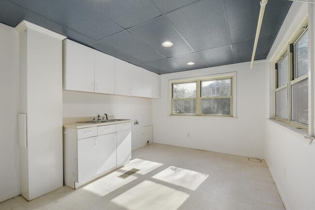 Building Photo - 205 S Rio Grande St