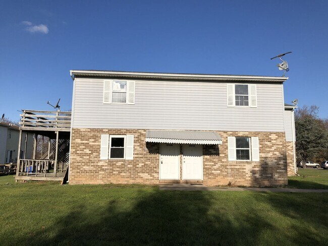 Building Photo - 2 Bedroom 1 Bath Apartment with Parking- Dover SD