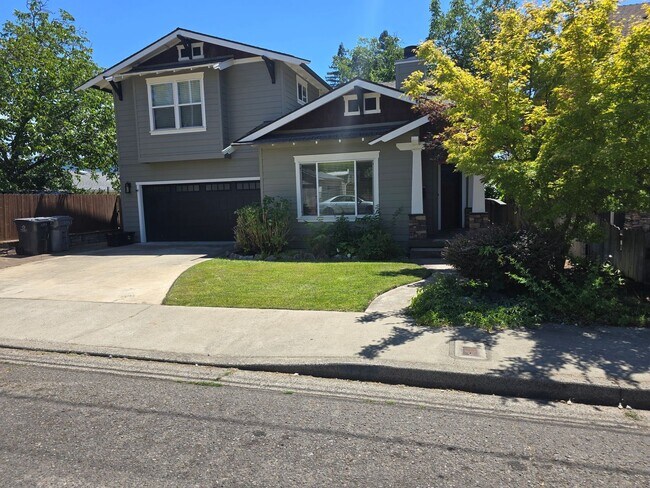 Building Photo - 3 bed 2.5 bath  Home for Rent in Grants Pass