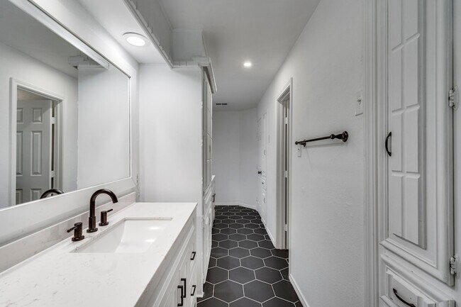 Building Photo - 3403 Sheffield Dr