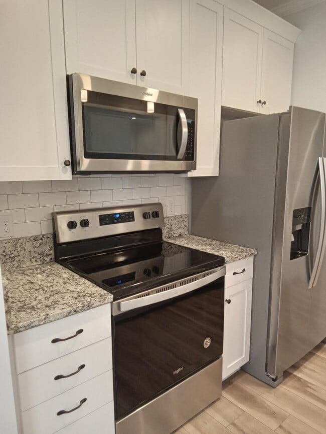 Building Photo - Patio Townhome Located 1 Block from Bedfor...