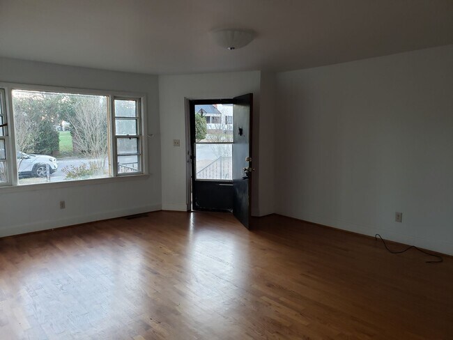 Building Photo - 2 Bedroom 1 Bath for rent $950.00