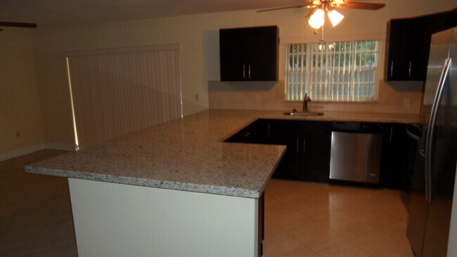 Building Photo - 3BED/2BATH house with Large fenced backyard and split floorplan!