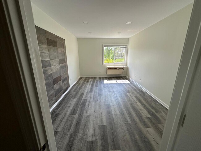Building Photo - 900 N Lakeside Dr