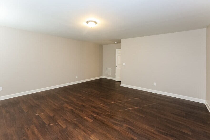 Building Photo - 4214 Broadstairs Dr SW