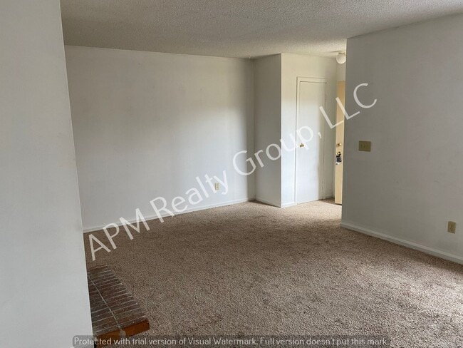 Building Photo - Duplex in convenient location