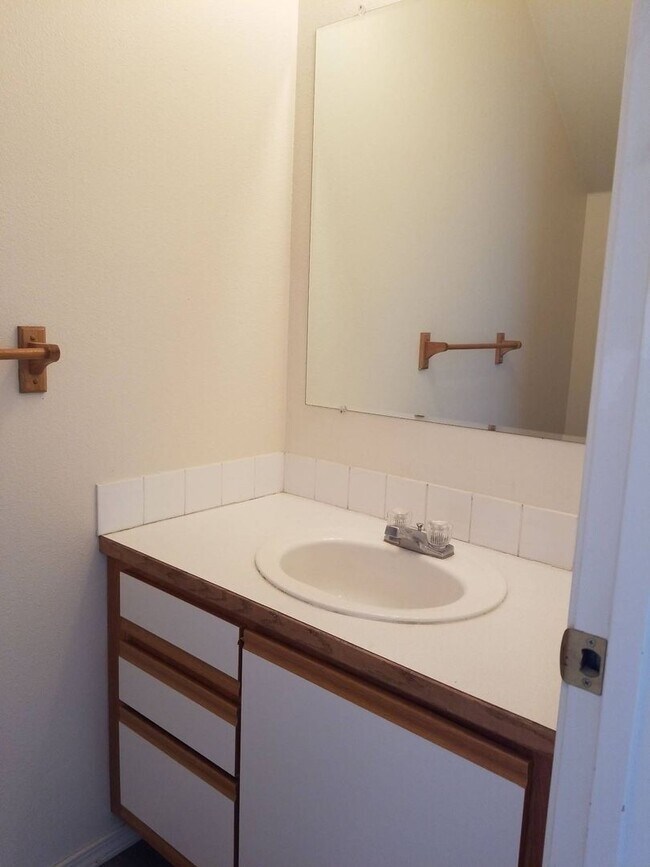 Building Photo - 1706/1708peni