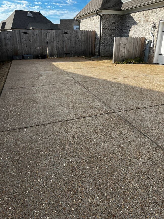 Building Photo - Custom Built home in a quiet subdivision