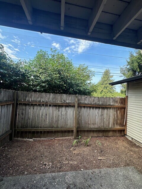 Building Photo - 2-Bedroom Apartment, 1.5 Bath, Downstairs,...