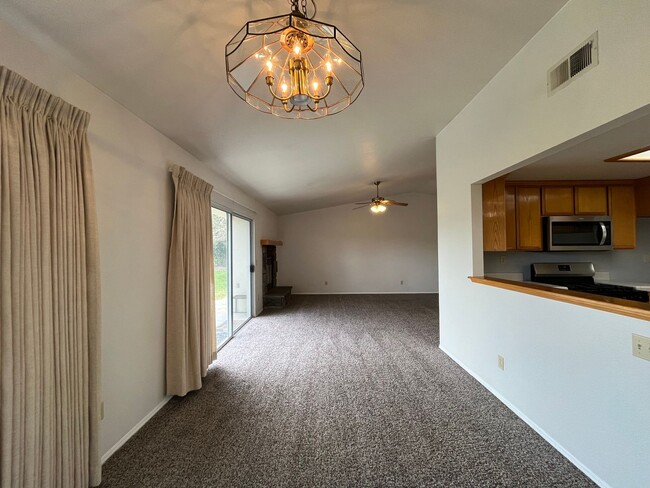 Building Photo - 924 Torrey Pines Dr