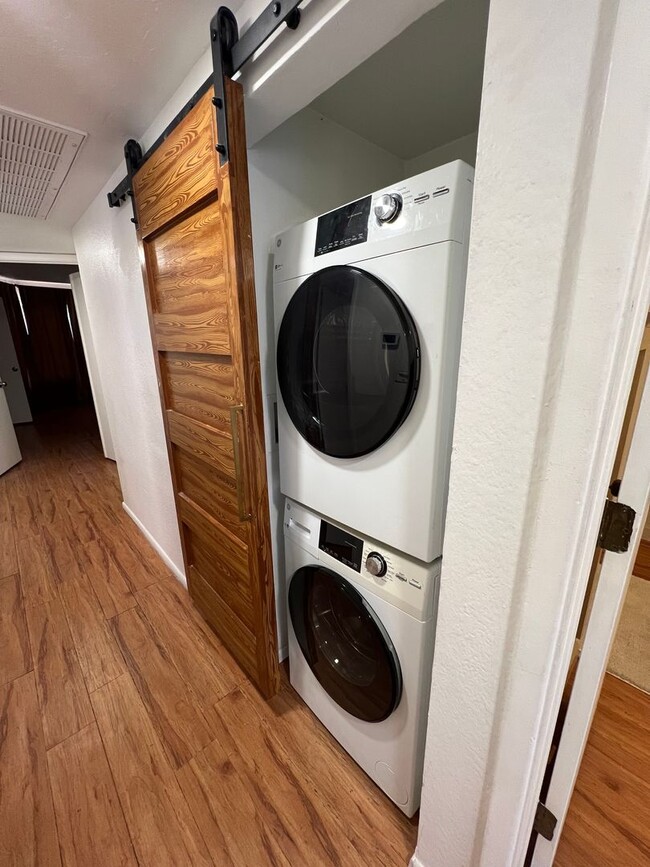 Building Photo - 3 Bedroom 2 bath Condo in Midvale!