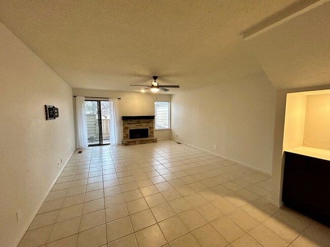 Building Photo - Gorgeous and spacious condo in a quiet and...