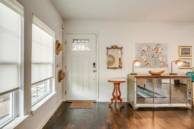 Building Photo - Charming 4-Bed Home with Granite Counterto...