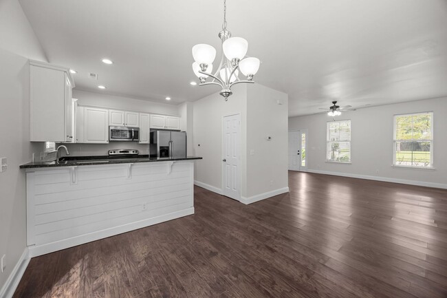 Building Photo - Charming Summerville Rental