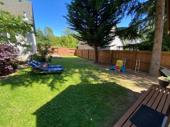 Building Photo - Quiet 3-Bed, 1.5-Bath Home with Large Encl...