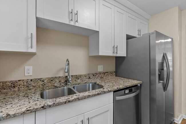 Building Photo - Charming 3-Bedroom Townhome in Virginia Beach.