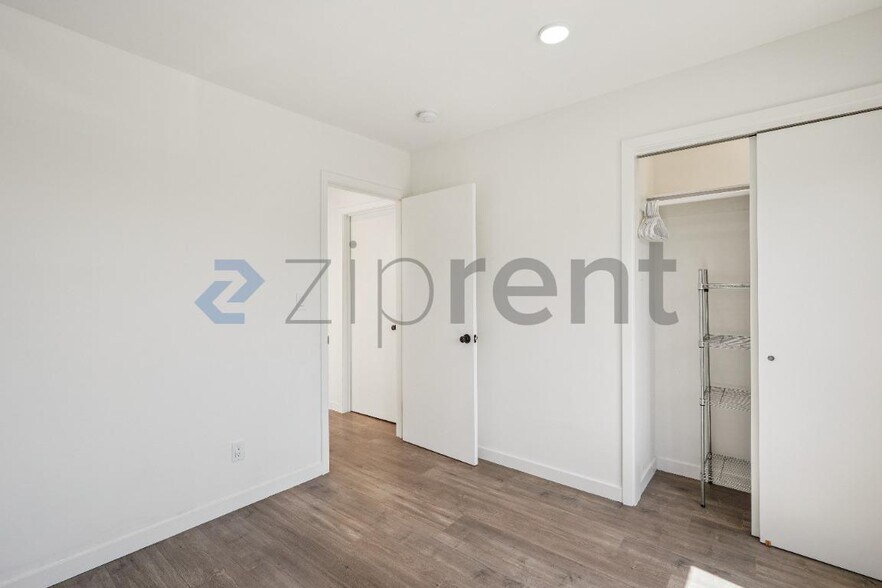 Building Photo - Unit