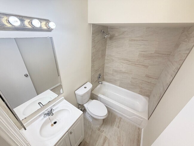 Building Photo - PRICE DROP! Orlando: 2BD/ 2BA - A Bright, Comfortable Home Designed for Everyday Living! WASHER &...