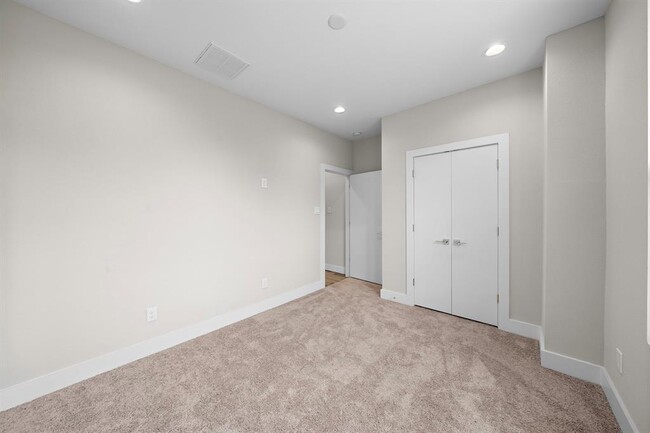 Building Photo - 8119 Esther Acres Ln