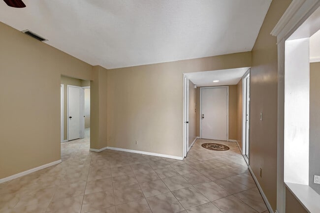 Building Photo - 15792 Philodendron Cir