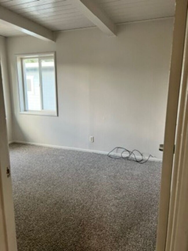 Building Photo - 675 Denslowe Dr