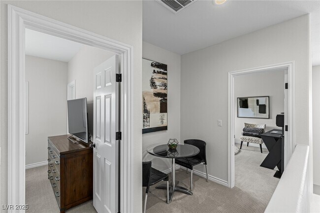 Building Photo - 275 Spectacular St