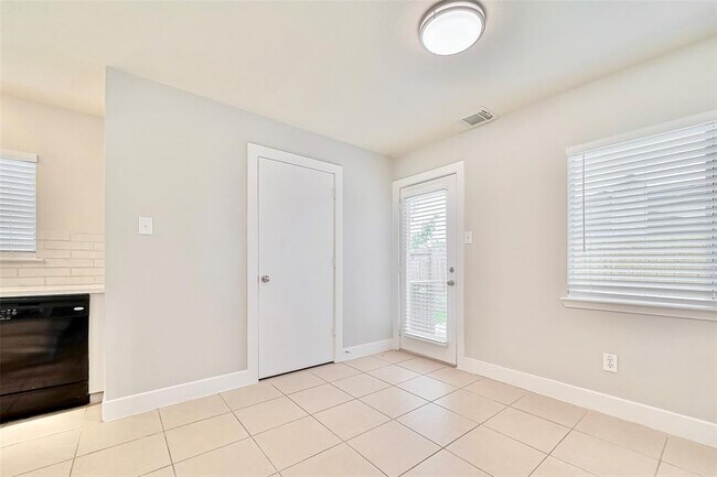 Building Photo - 5711 Silver Oak