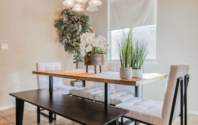 Building Photo - Westside area for Short or Long Term Rental (Completely Furnished) Beautiful 3 bed/2.5 baths plus...